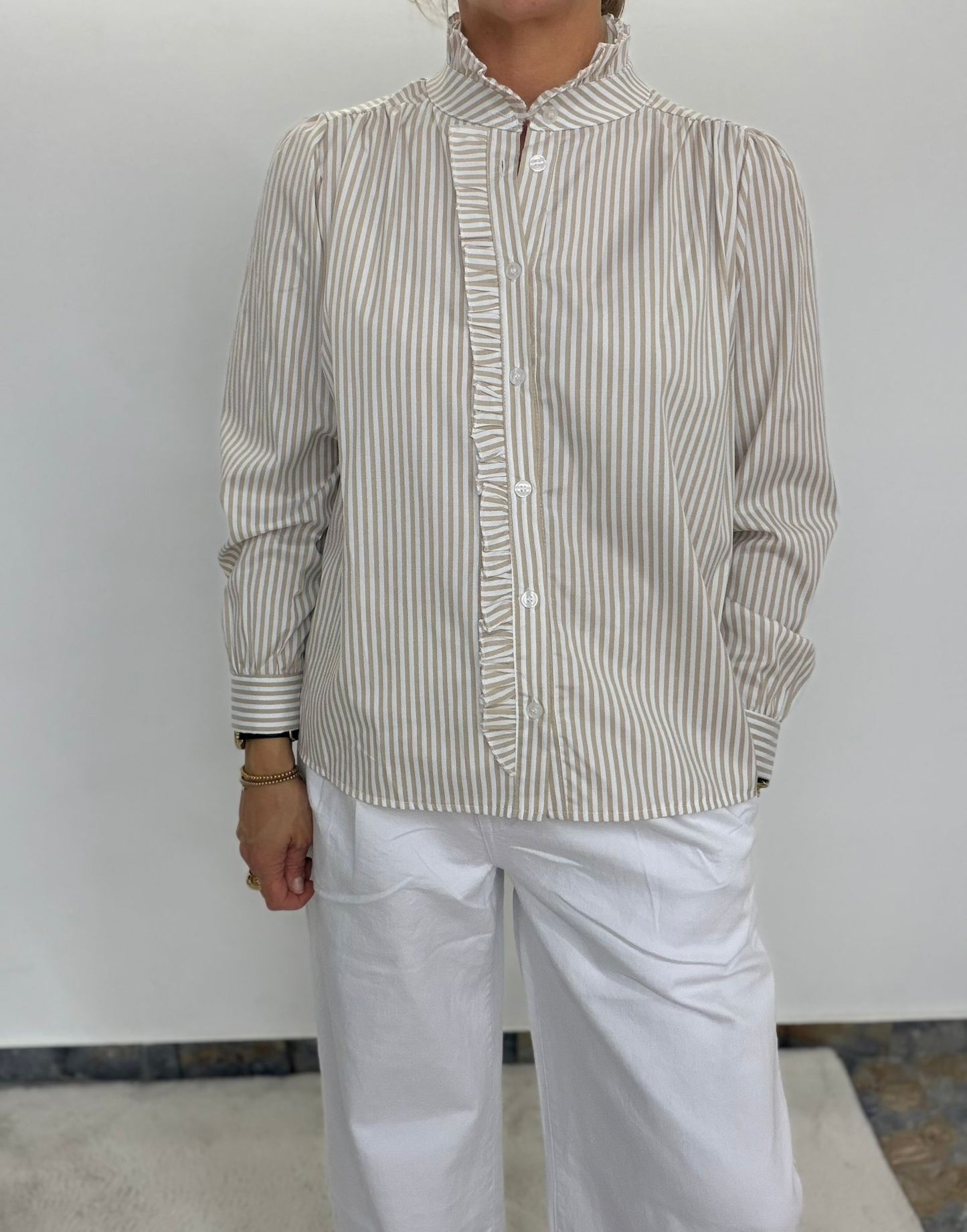Ruffle Stripe Bluse – mit Stehkragen