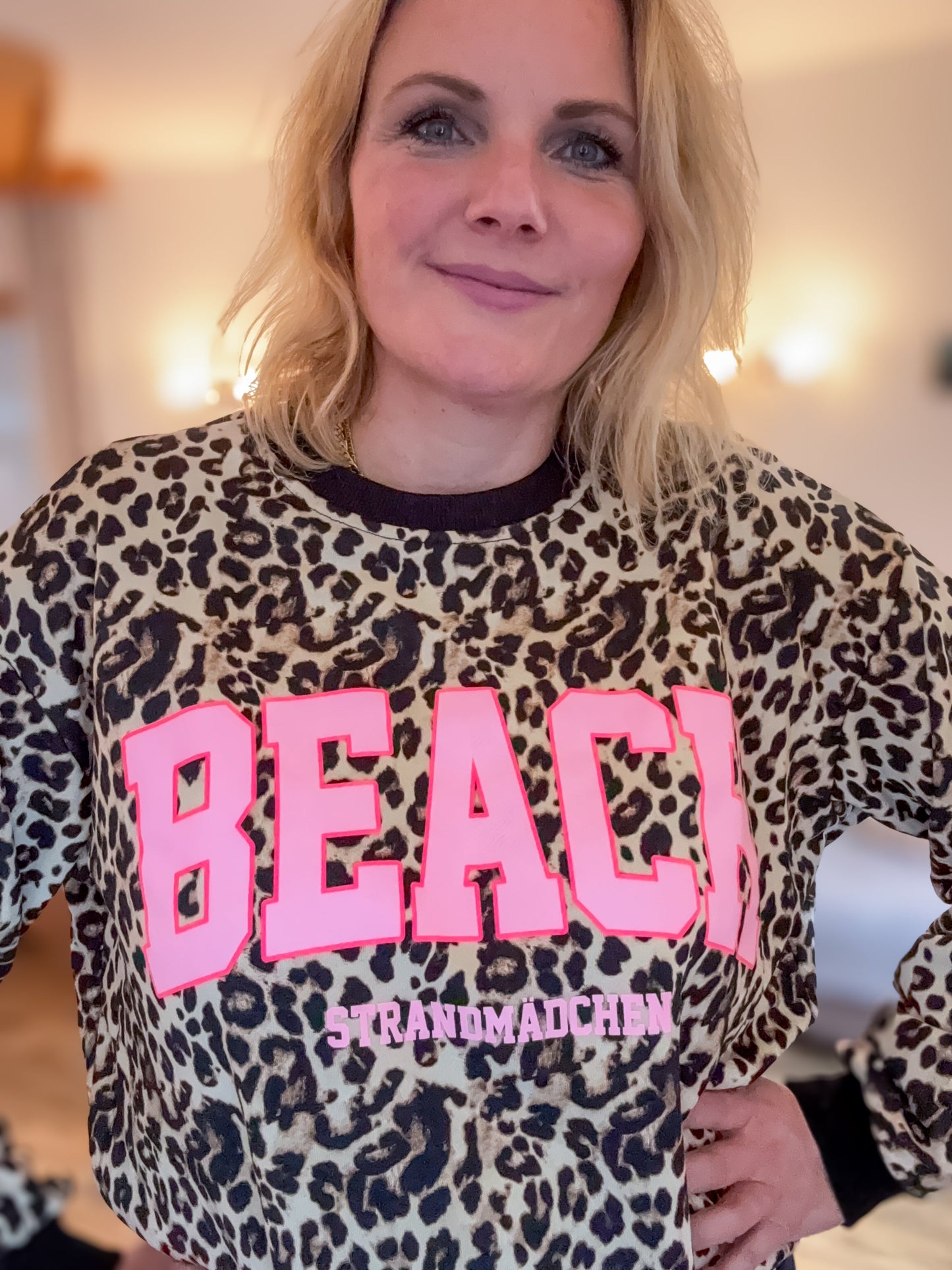 Leo Sweater mit Strandmädchen Druck