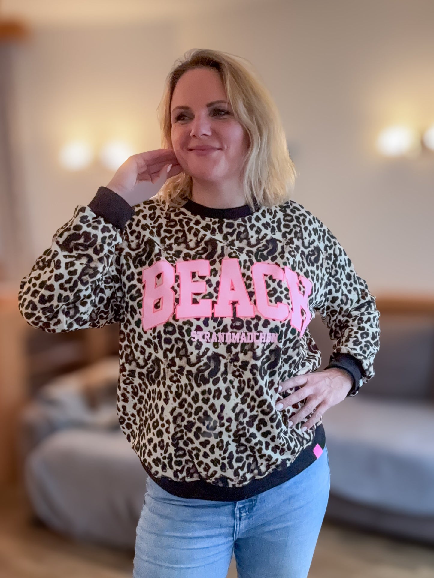 Leo Sweater mit Strandmädchen Druck