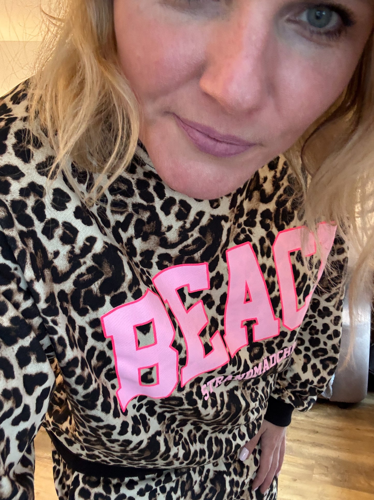 Leo Sweater mit Strandmädchen Druck