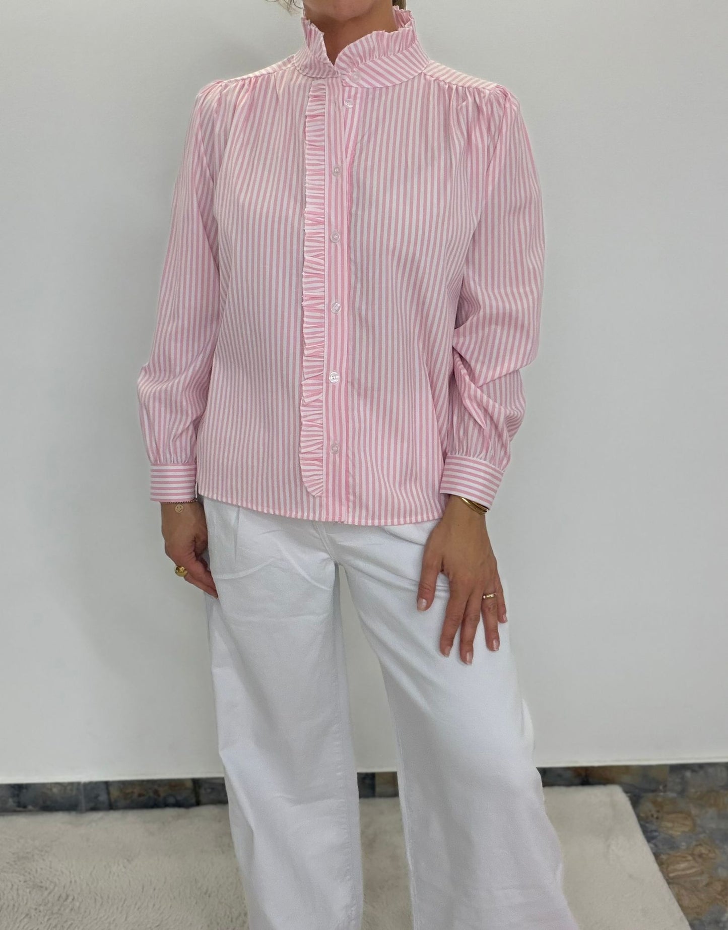 Ruffle Stripe Bluse – mit Stehkragen