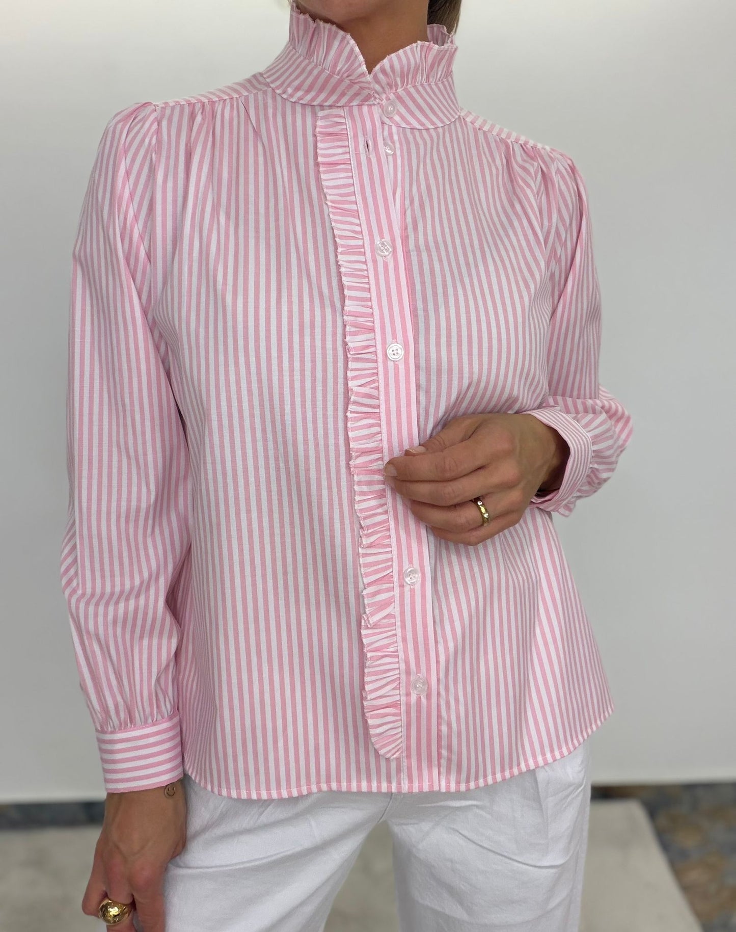 Ruffle Stripe Bluse – mit Stehkragen