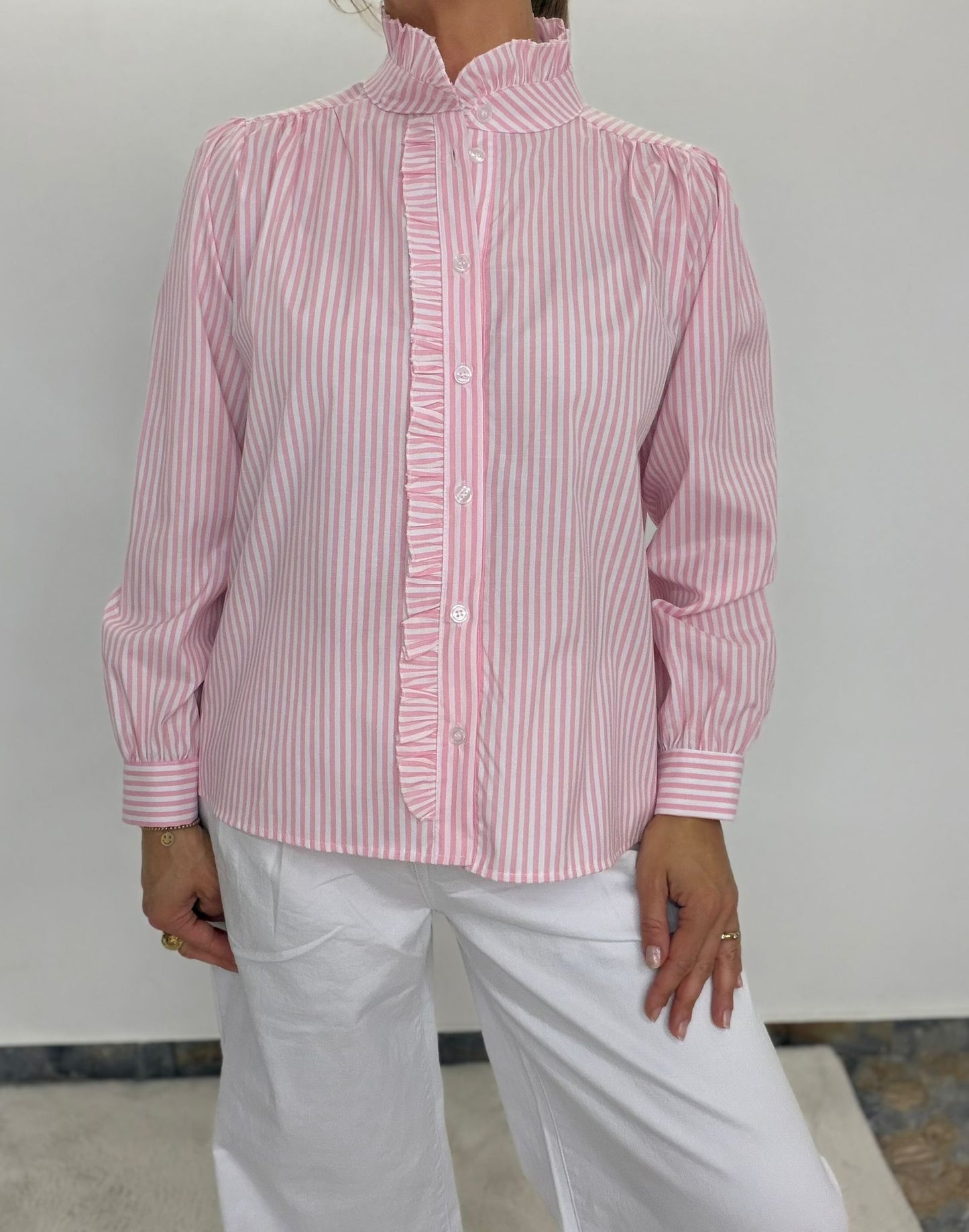 Ruffle Stripe Bluse – mit Stehkragen