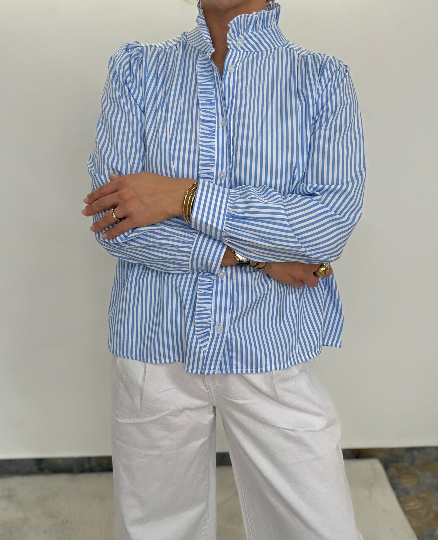 Ruffle Stripe Bluse – mit Stehkragen