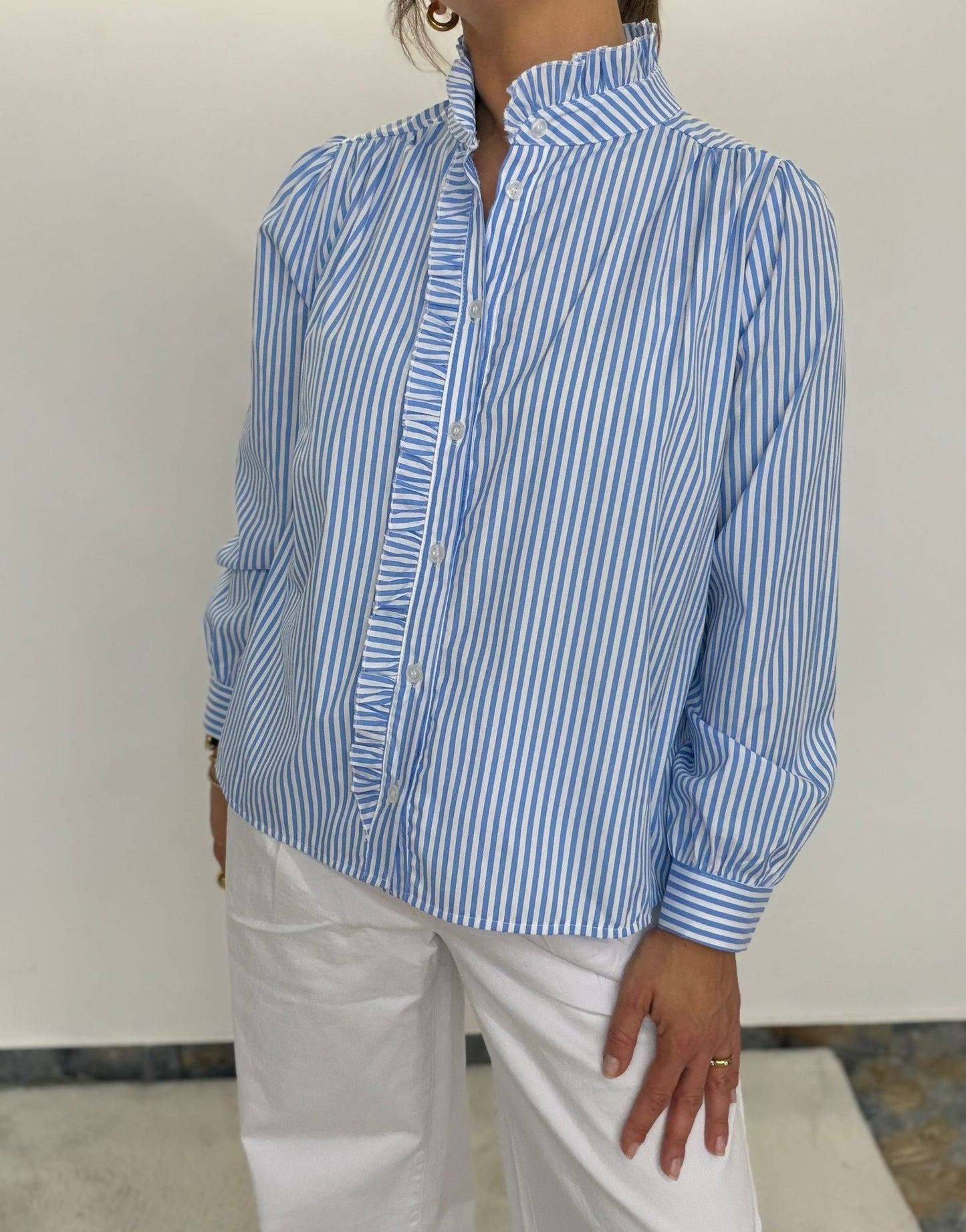Ruffle Stripe Bluse – mit Stehkragen