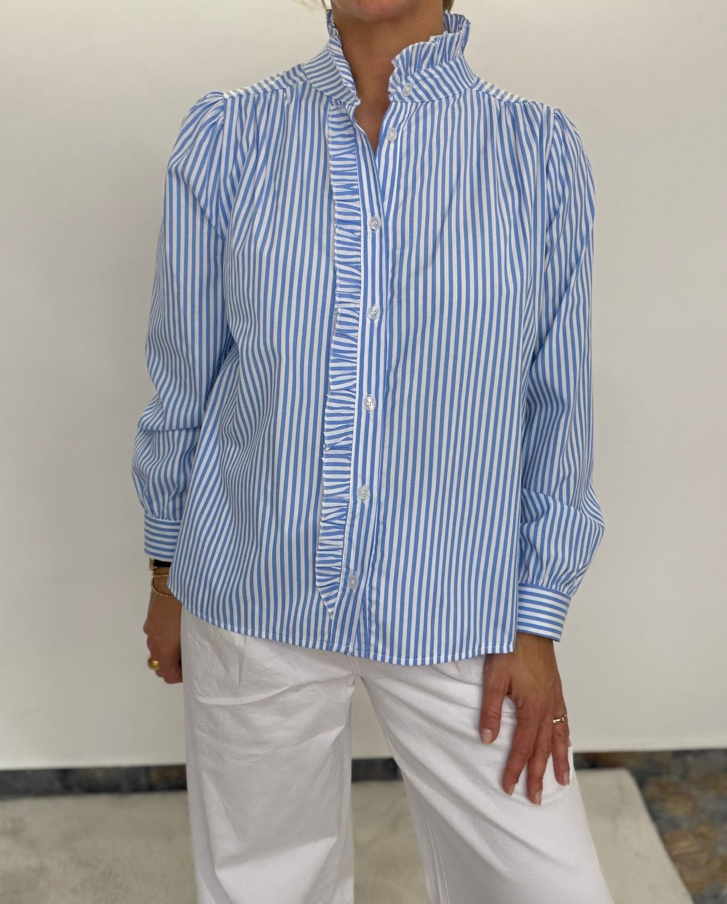 Ruffle Stripe Bluse – mit Stehkragen