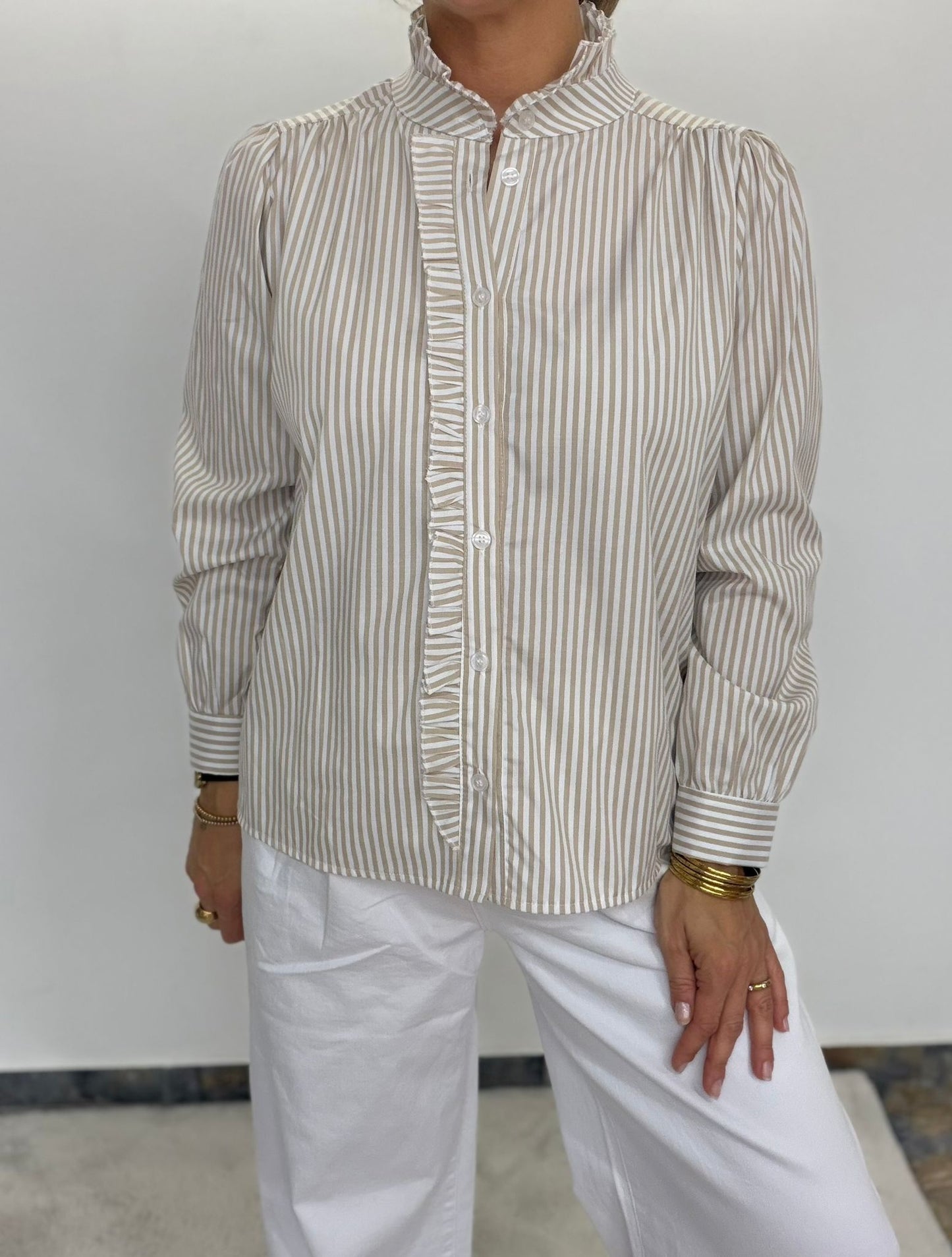 Ruffle Stripe Bluse – mit Stehkragen